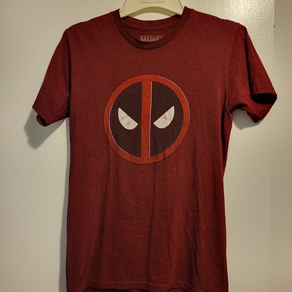 Marvel Universe Deadpool Tshirt Mens Small Maroon